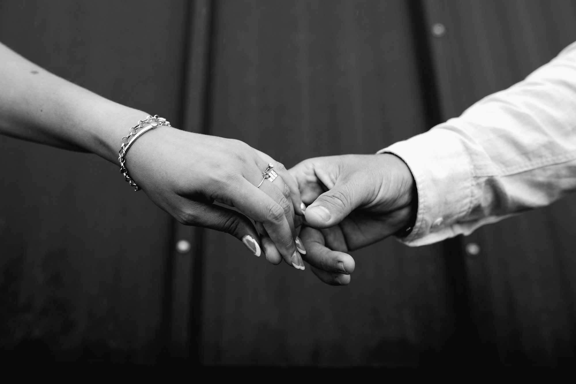 Nadia en Pieter se hande, die ring aan haar vinger