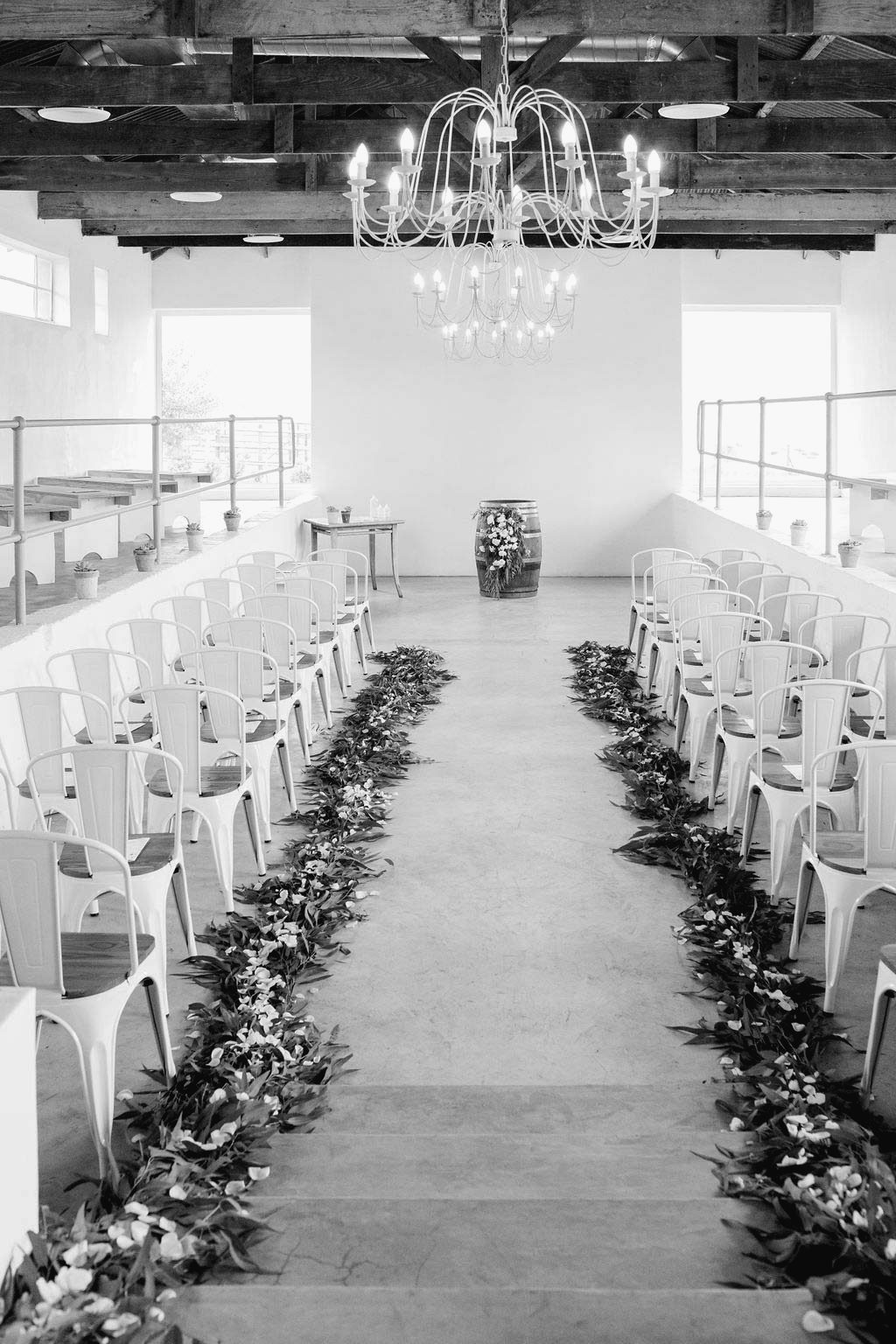 Die kapel by The Stone Cellar, die paadjie met blomme belyn