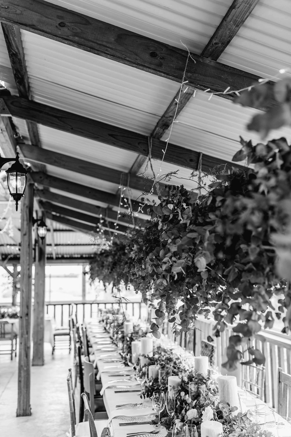 Die saal by The Stone Cellar, lang tafels onder die dakbalke